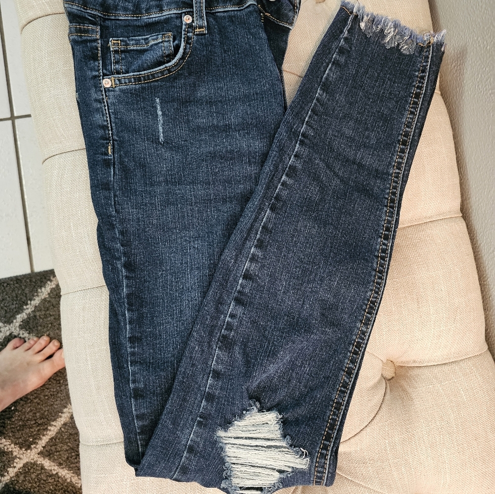 WILD FABLE HIGH RISE DISTRESSED SKINNY JEANS! SIZE 6! WORN ONCE!